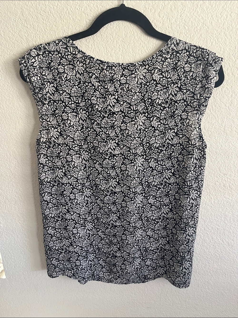 LOFT Black & White Floral Sleeveless Blouse - Picture 6 of 8